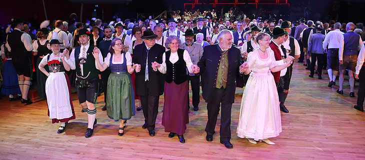 Alle machen mit : Oide Wiesn Bürgerball  im Deutschen Theater (©Foto:Martin Schmitz)